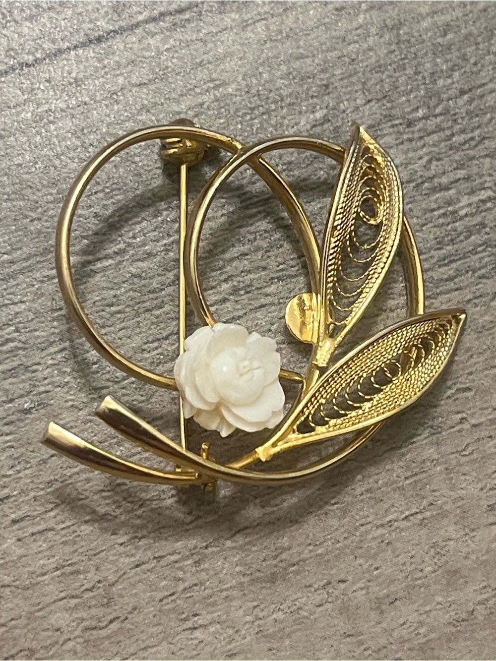 Gold-Tone Filigree Floral Brooch with White Resin Rose 🇯🇵 Japan